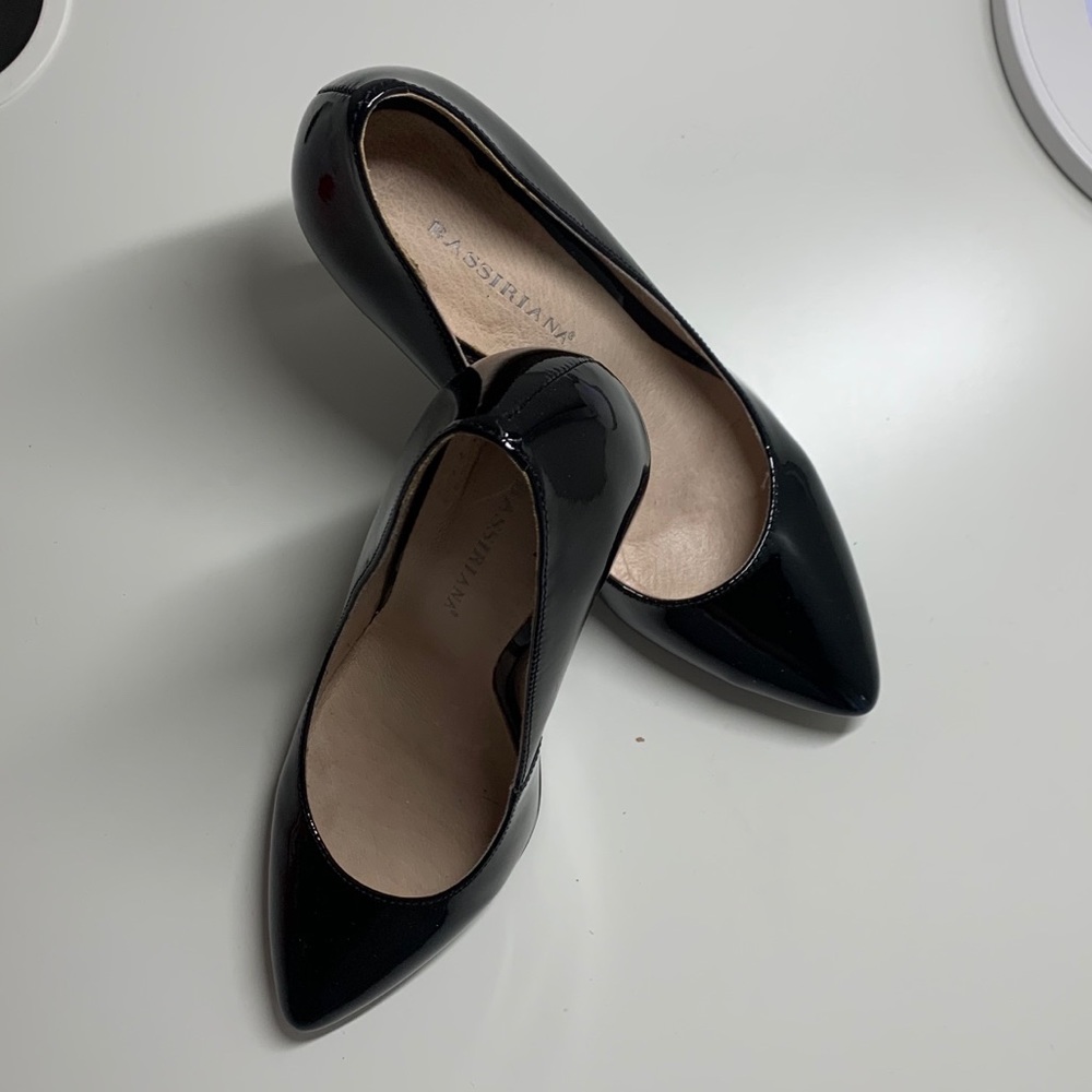 Black glossy heels!